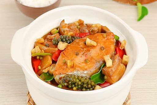 Ca Kho Nuoc Dua (Fish Braised in Coconut Juice)