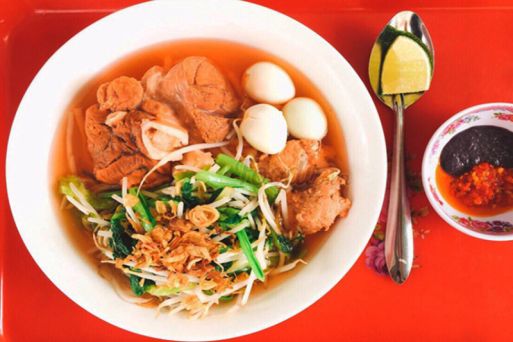  Red Noodle Soup  (Bun do)
