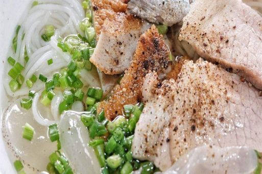 Bun Sua (Jellyfish Noodle Soup)