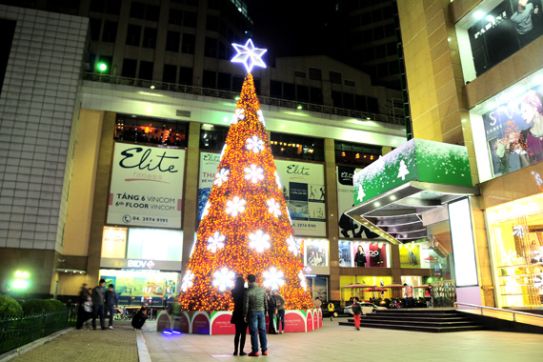 Christmas and New Year overwhelm Vietnam