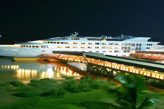 Vintage Luxury Yacht Hotel