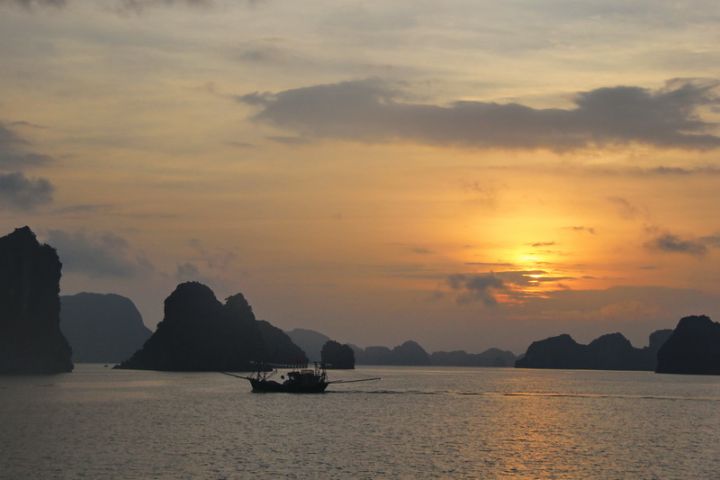 Hanoi - Halong Bay Cruise By Shuttle Bus (Overnight On Board)