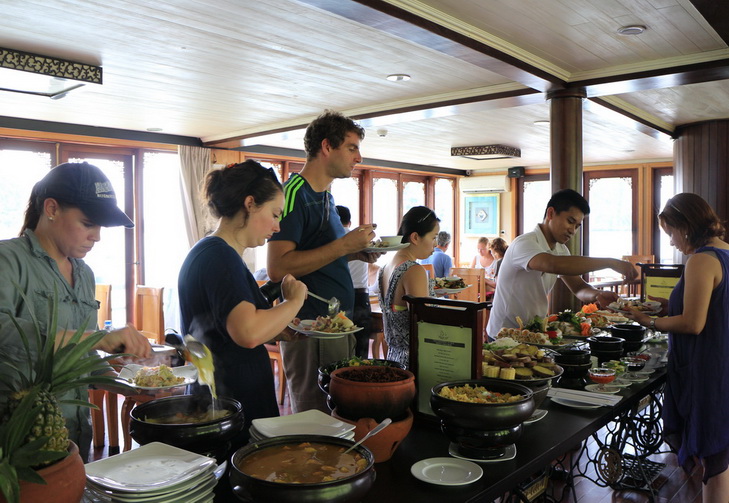 Lunch on board in halong bay